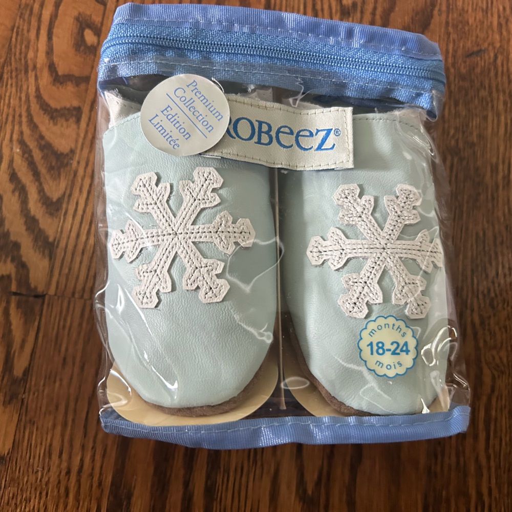Brand new snowflake robeez
